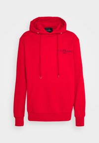 Sudadera con capucha roja, con un bolsillo frontal, cordones y texto de logo negro "RICHMOND LONDON" en la parte superior izquierda del pecho.