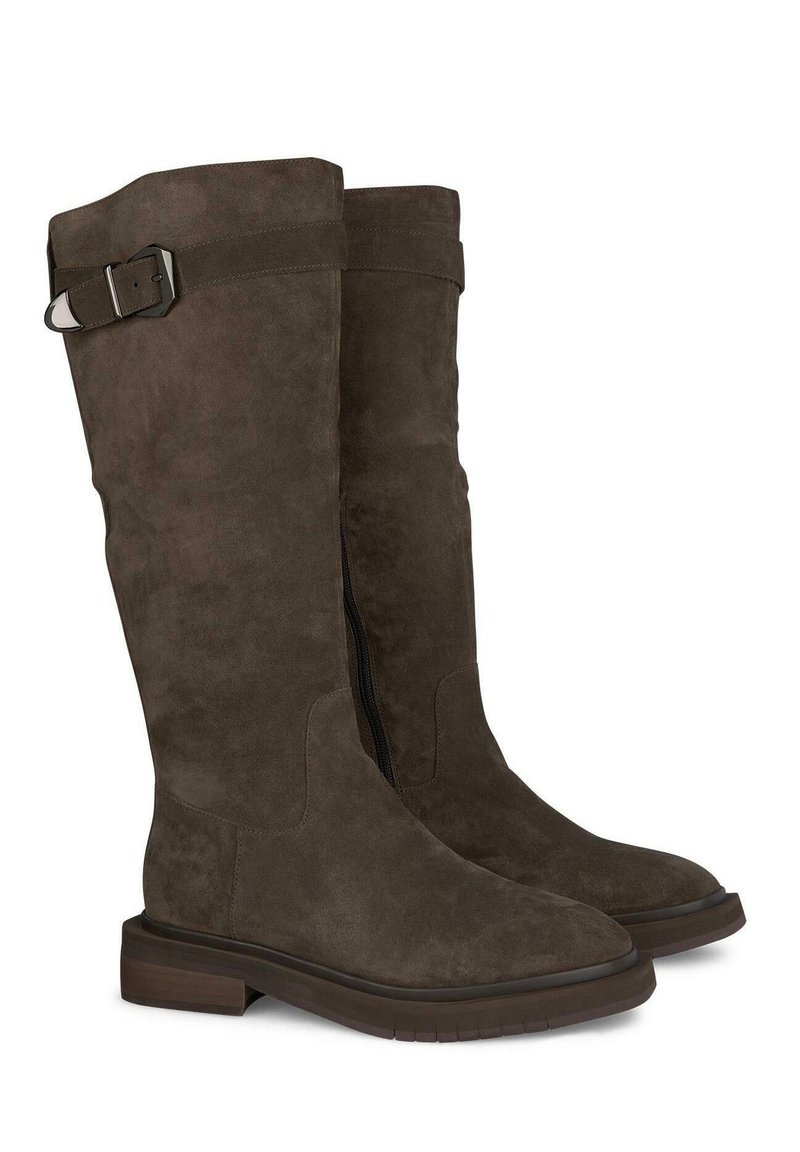 Botas de ante marrón hasta la rodilla con cremallera lateral y detalle decorativo de hebilla, con una superficie texturizada y un tacón ancho en bloque.