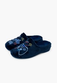 Námořnické modré plyšové pantofle s měkkou texturou, se vzorem herního ovladače a frázemi jako "Stiskni Start" a "Nikdy se nevzdávej."