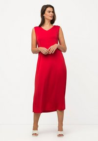 Ulla Popken MIDI EN TISSU FLUIDE LIGNE EN A COL EN V SANS MANCHES - Žerzejové šaty - red