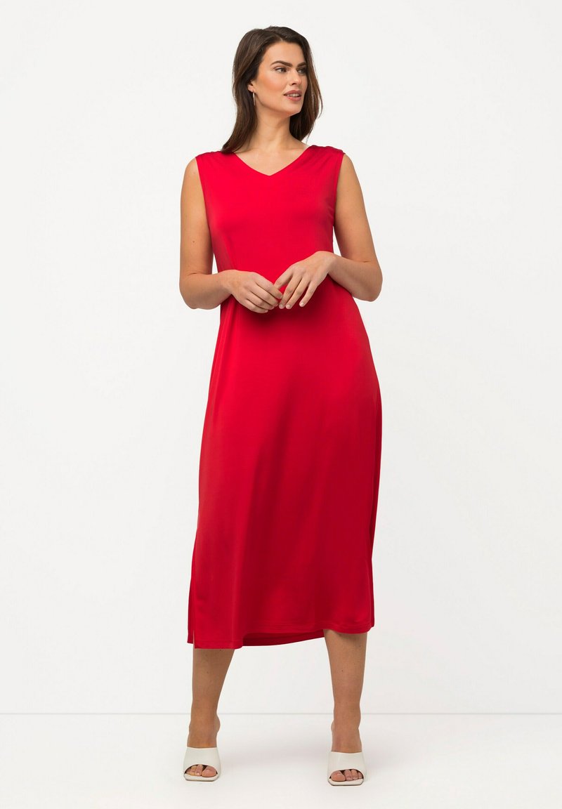 Ulla Popken MIDI EN TISSU FLUIDE LIGNE EN A COL EN V SANS MANCHES - Žerzejové šaty - red