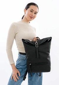 Schwarzer Rolltop-Rucksack aus strapazierfähigem Material, ausgestattet mit einer Metallschnalle, einer Reißverschlusstasche und einem eleganten, modernen Design.