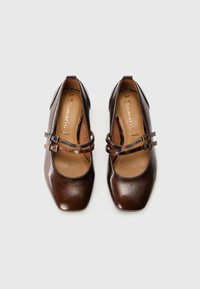 Braune Lederschuhe mit strukturierter Oberfläche, eckiger Zehenform und doppelten Knöchelriemen. Innen mit weicher Fütterung; Größe 37.