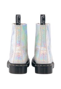 Stříbrné kotníkové boty s texturovaným, iridescenčním hadím vzorem, s černou platformovou podrážkou a poutky na zadní straně.