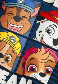Bunt gemusterter Stoff mit Cartoon-Hundebaue in klaren Quadraten. Die Hunde sind mit ausdrucksvollen Gesichtern, verschiedenen Farben und Accessoires illustriert.