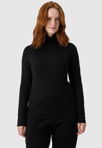 Maglia nera a maniche lunghe con collo a imbuto, realizzata in un tessuto liscio e elasticizzato, con vestibilità slim e scollo alto per una maggiore copertura.