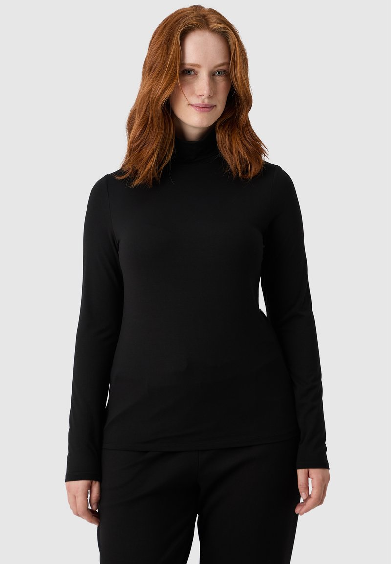 Maglia nera a maniche lunghe con collo a imbuto, realizzata in un tessuto liscio e elasticizzato, con vestibilità slim e scollo alto per una maggiore copertura.