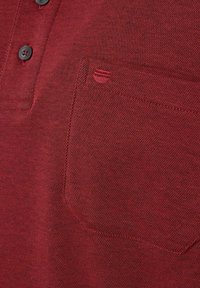 Burgundy strukturiertes Poloshirt mit einer Drei-Knopf-Leiste, kontrastierenden Knöpfen und einer kleinen Tasche mit Akzentnähten.