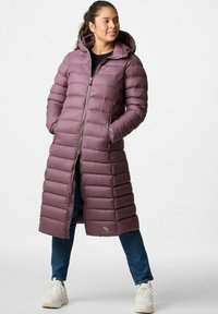 Lang polstret frakke i mauve med hætte, lynlås fortil og vandret syninger. Den har en let, quiltet tekstur og sidelommer.