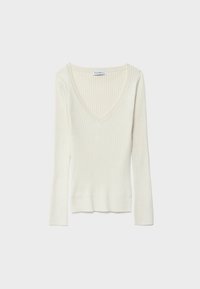Crème ribbed lange mouwtrui met een diepe V-hals, aansluitende pasvorm en brede manchetten, plat gelegd op een grijze achtergrond.