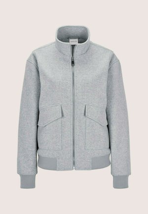 Veste zippée gris clair avec un col haut, des manches longues, des poignets et un ourlet côtelés, et deux poches à rabat à l'avant.