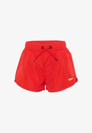 Czerwone sportowe spodenki z elastycznym paskiem i sznurkiem, lekko zaokrąglone na dole, z małym białym logo na dolnej lewej nogawce.