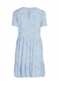 Ljusblå klänning med kort ärm och ett mönster av oregelbundna vita prickar, volangkjol och liten knappöppning bak.