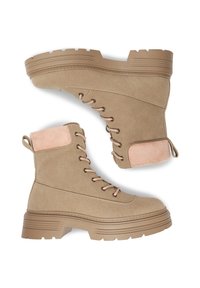 Cizme beige până la gleznă cu un exterior moale, șireturi în față, talpă groasă și un accent din suede roz la călcâi.