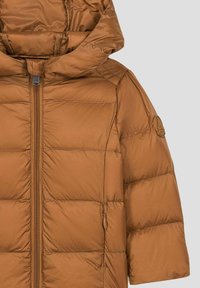 Giacca imbottita marrone con cappuccio, caratterizzata da sezioni trapuntate, una cerniera frontale e una tasca laterale. Realizzata in materiale liscio e isolante.