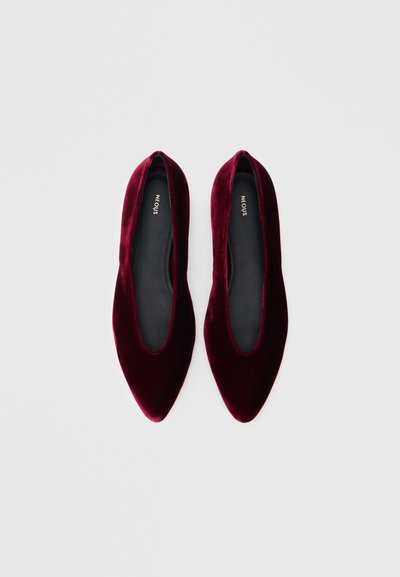 Balerini din catifea burgundy, cu vârfuri ascuțite, textură netedă și design elegant. Interiorul are o căptușeală neagră contrastantă. Fără elemente metalice vizibile.