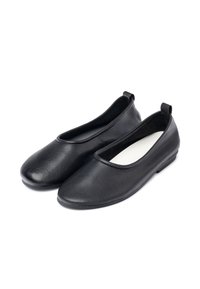 Een paar eenvoudige zwarte leren instapballetschoenen met ronde neuzen en kleine aantrekflapjes aan de hak, weergegeven op een witte achtergrond.