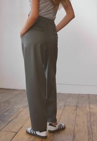 Next Tygbyxor - olive green