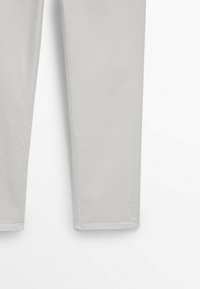 Pantaloni di jeans grigi chiaro con design a gamba dritta, orlo rifinito e texture sottile. Senza hardware o motivi visibili.