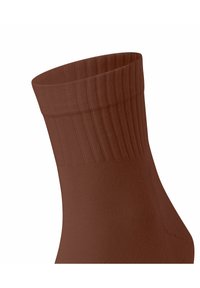 Brązowa skarpetka do kostki z prążkowanym mankietem, gładką fakturą i dopasowanym kształtem. Wykonana z elastycznego materiału, zaprojektowana z myślą o komforcie i trwałości.