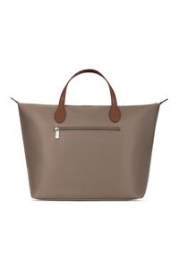 Grande borsa a tracolla taupe con manici marroni e una tasca frontale con zip orizzontale su sfondo bianco.