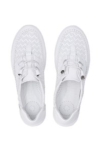 Weiße perforierte Sneakers mit runder Zehe, Schnürdesign und strukturiertem Leder-Obermaterial. Ausgestattet mit silbernen Spitzen und weichen Innenteilen.