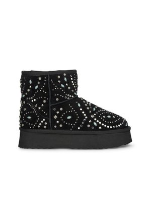 Bottines en suède noir avec des clous et des pierres décoratives, présentant un design à motifs et une semelle en caoutchouc épaisse et texturée.