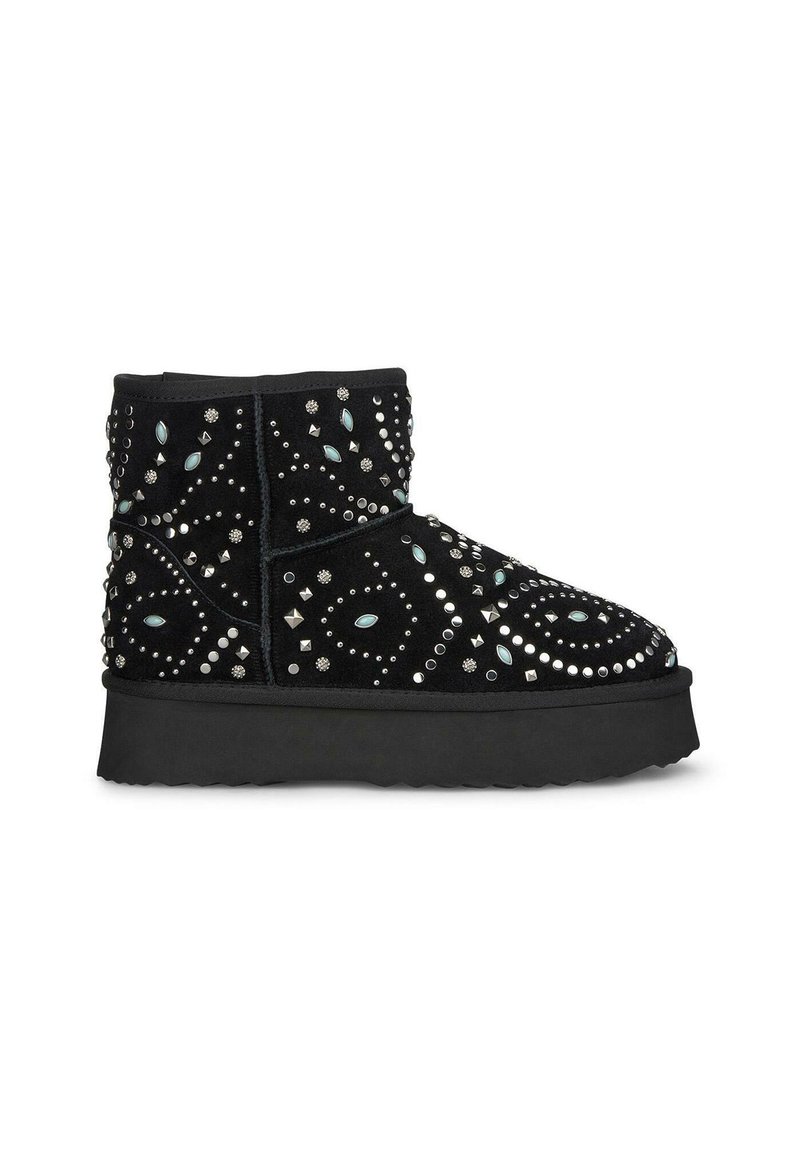 Schwarze Wildleder-Stiefeletten mit dekorativen Nieten und Steinen, ausgestattet mit einem gemusterten Design und einer dicken, strukturierten Gummisohle.