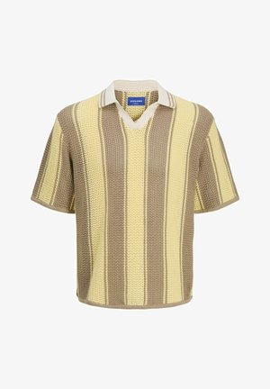 Īsām piedurknēm adīta polo krekls bēšā, krēmkrāsā un dzeltenās svītrās. V-veida izgriezums ar kontrastējošu apkakli un teksturētu audumu.