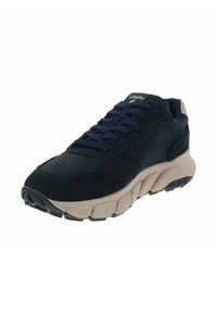 Sneaker in suede blu navy con suola in gomma beige e nera. Presenta un design con lacci, linguetta imbottita e superiore testurizzato per una migliore presa.