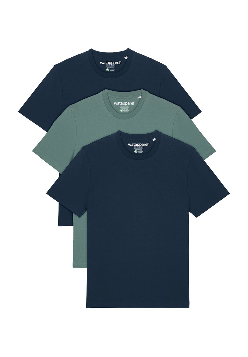 Drei Crew-Neck-T-Shirts übereinander gestapelt; die Farben umfassen dunkelblau und hellgrün. Hergestellt aus Baumwolle, mit kurzen Ärmeln und einem schlichten Design.