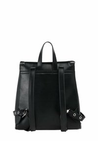 Sac à dos en cuir noir à forme structurée, doté de deux poignées supérieures, d'accents latéraux avec détails métalliques et d'une fermeture éclair.