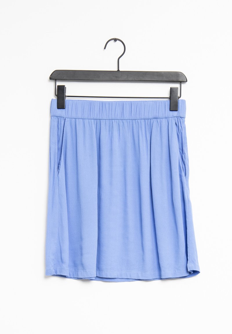 Jupe bleu clair en tissu doux, dotée d'une ceinture élastique et de poches latérales, avec des plis pour une coupe décontractée et un design fluide.