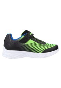 Zwarte en neon groene sportschoen met een gestructureerde bovenkant, elastische veters, een klittenbandsluiting en een witte zool met geometrisch patroon.