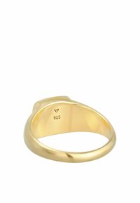Goldplattierter Ring mit einem glatten, abgerundeten Band, das ein graviertes Logo und die Markierung "925" auf der Innenseite aufweist. Polierte Oberfläche.