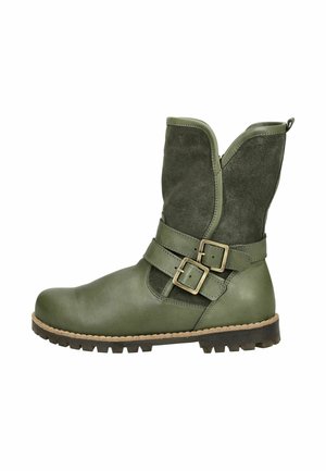 Botte de cheville en cuir vert avec un dessus en daim, des sangles à double boucle et une semelle texturée. Présente un bout arrondi et un tige de hauteur intermédiaire.
