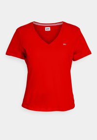 T-shirt rossa a maniche corte con scollo a V in cotone, con un piccolo logo sul lato sinistro del petto e un motivo a righe sulla parte interna del collo.