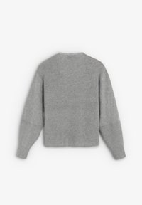 Suéter gris de punto con diseño corto, mangas largas y textura acanalada. Presenta un escote redondeado y costuras caídas en los hombros.