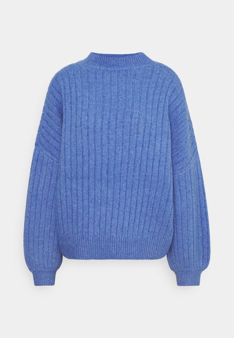 Pull en maille côtelée bleu avec manches longues ballon et col montant, présenté à plat sur un fond blanc.