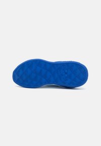 Semelle de chaussure en caoutchouc bleu avec une surface texturée en motif diamant. Comprend le nom de la marque gravé "ZOOM" pour une meilleure adhérence et traction.