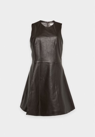 Robe noire sans manches en similicuir, cintrée à la taille, avec une jupe évasée et une fermeture éclair dans le dos, sur fond clair.