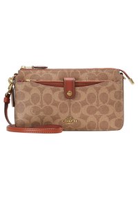 Brązowy portfel Coach z wzorem, z jasnobrązowymi skórzanymi akcentami, złotymi elementami, zamknięciem na zamek oraz odczepianym paskiem na nadgarstek.