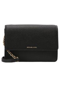 Schwarze Umhängetasche aus strukturiertem synthetischem Material. Verfügt über ein klappbares Design, goldfarbene Hardware und einen abnehmbaren Kettenriemen.