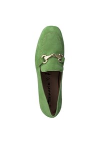 Groene suède instapschoen met een ronde neus en een decoratieve metalen accent over de wreef. Heeft een zachte, gestructureerde afwerking.