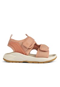 Sandal i ferskenfarge som har meshlignende og syntetiske materialer, justerbare stropper, formet såle og en teksturert fotbed for komfort.