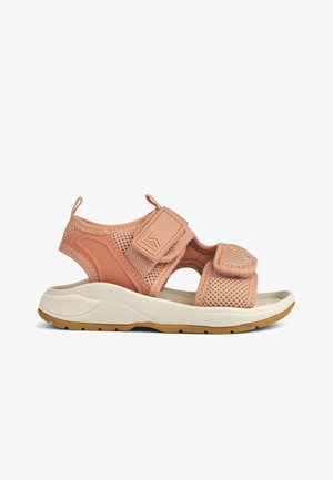 Sandală de culoare piersiciu, realizată din materiale din plasă și sintetice, cu curele ajustabile, talpă conturată și branț texturat pentru confort.