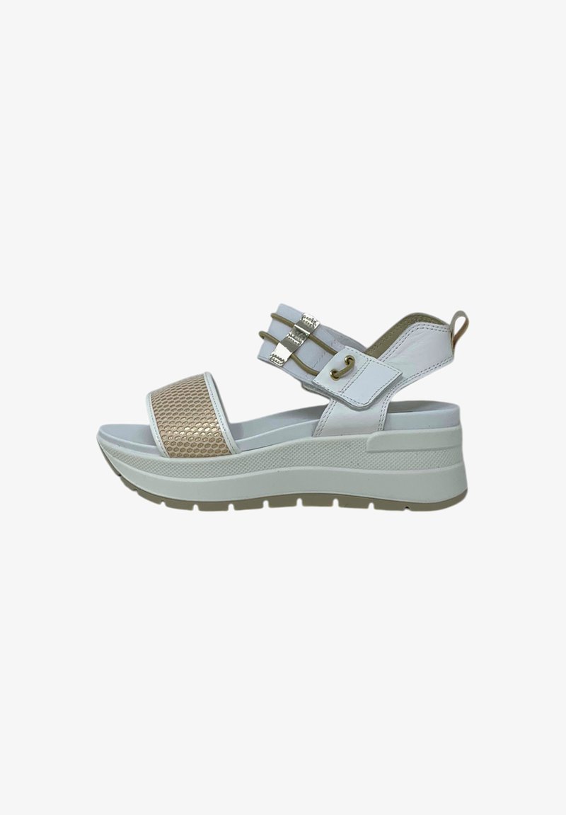 Weiße Plateau-Sandalen mit einem strukturierten beigen Panel, doppelten Riemen mit Schnallen und einer gepolsterten Sohle. Sie besitzen ein glattes, lederähnliches Finish.