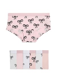 Světle růžové bavlněné kalhotky s opakujícím se černým vzorem mašlí, s odpovídajícím balením, které ukazuje různé barvy: bílá, světle růžová a černá.