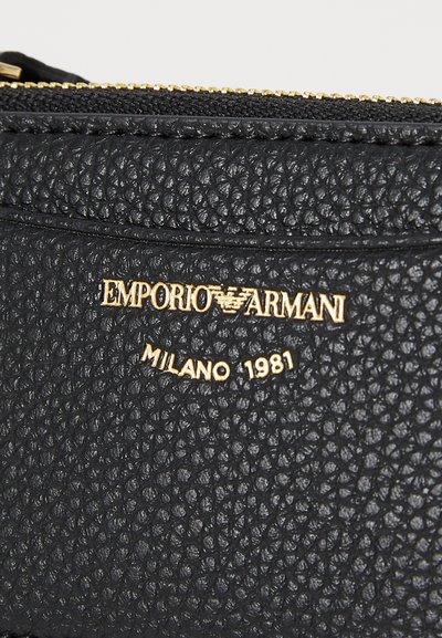 Portofel din piele texturată neagră, cu logo-uri aurii embosate "Emporio Armani" și "Milano 1981", având o închidere cu fermoar vizibilă.