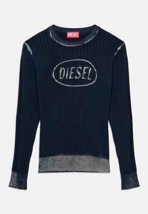 Námornícky modrý rebrovaný sveter s dlhými rukávmi, so šedými ošúchanými okrajmi a logom "DIESEL" v šedom ovále na hrudi.